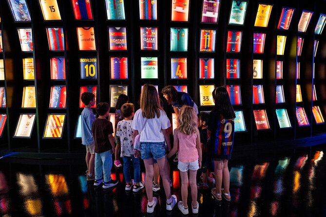 Barcelona City Hop On Hop Off and FC Barcelona Immersive Tour - Route stops and walking: how to use the bus like a local