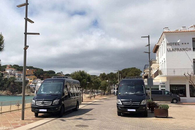 Barcelona City Private Tour 4 hours (DE 2 to 16 passengers) - Sagrada Família in 30 minutes: ticketed entry or curbside perspective