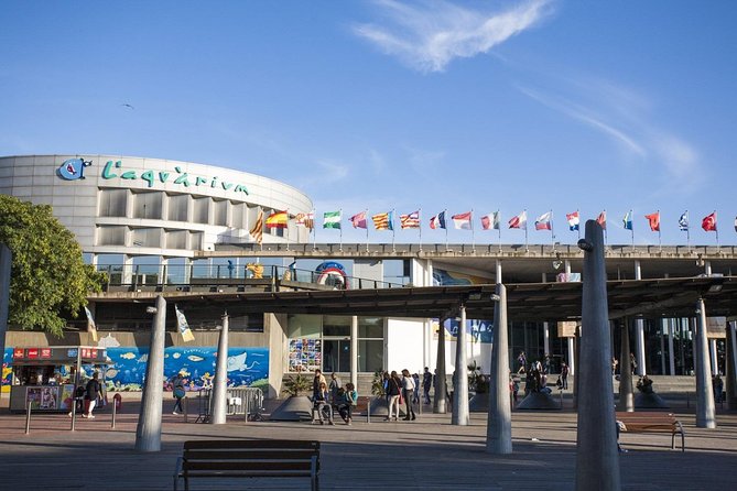 Barcelona City Tour Hop-On Hop-Off and Aquarium - Comfort, audio, and the small group size detail
