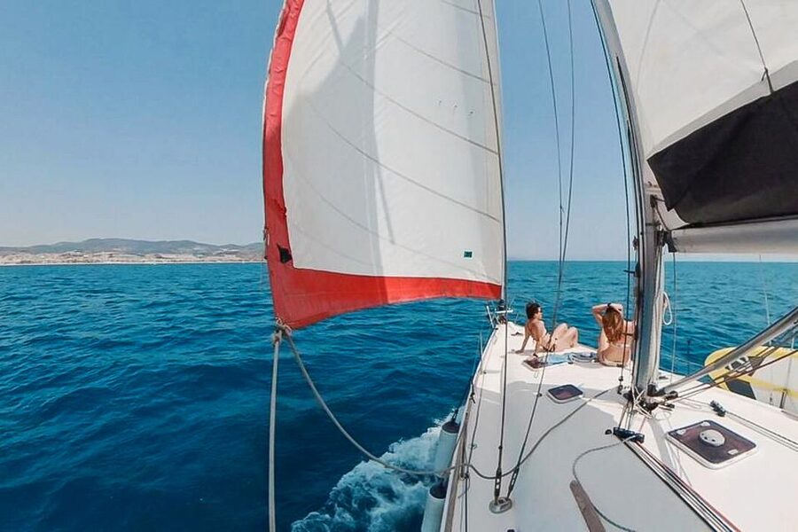 Barcelona: Coastline Boat Trip with Snacks and Cava - Meeting point reality: keep it flexible