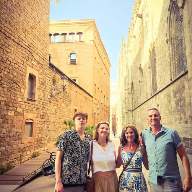 Barcelona: Creative Photo Tour of the City's Artistic Corners - Creative Corners With a Pro: What 1.5 Hours Really Gives You