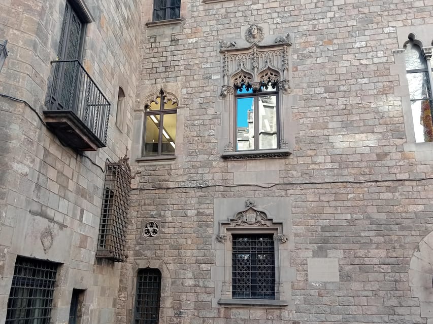 Barcelona: Dark, Strange & Curious Stories. - Barri de La Ribera to Born Finish: Traditions, Odd Customs, and a Living Ending