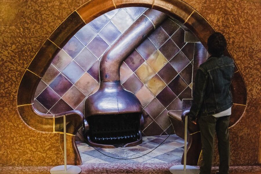 Barcelona: Discover Gaudí, Sagrada Familia, and Park Güell - Casa Milà pass-by: why Stone Quarry matters for understanding Gaudí