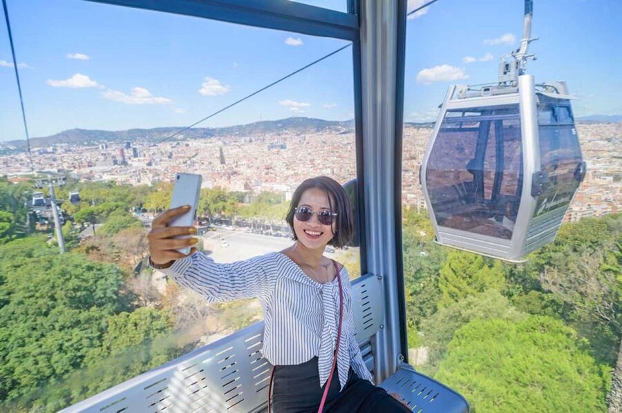 Barcelona: E-Bike Tour with Montjuic Cable Car & Boat Ride - Montjuïc Castle and viewpoint stops for photos (without racing)
