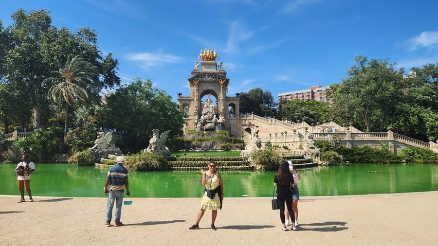 Barcelona: e-scooter and Bike tour - Sagrada Família with a real break: seeing the Basilica without the stress
