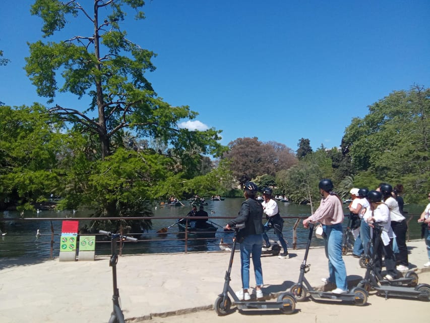Barcelona: e-scooter and Bike tour - Arc de Triomf and Parc de la Ciutadella: the city calms down