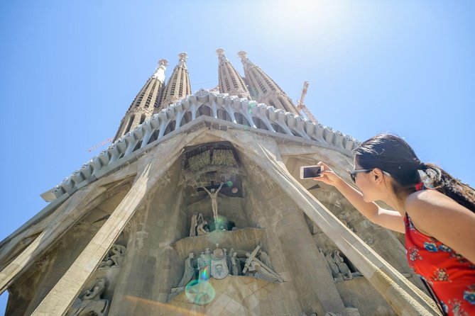 Barcelona eBike Small Group Tour with entrance to Sagrada Familia - Parc de la Ciutadella and El Born: green space plus the neighborhood pulse