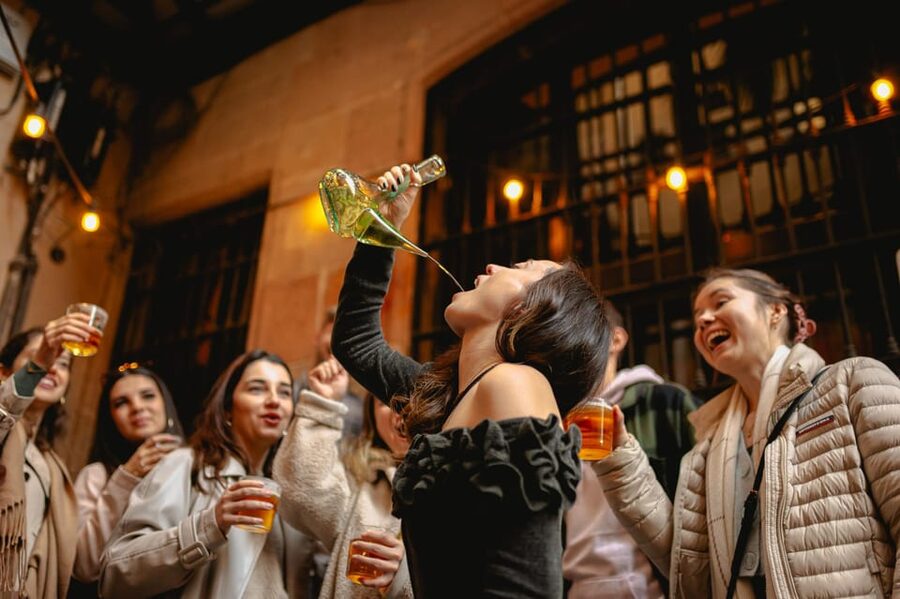 Barcelona: El Born Food Walking Tour with Tapas and Drinks - From Plaza de Correus or El Born: How the Walk Starts Right