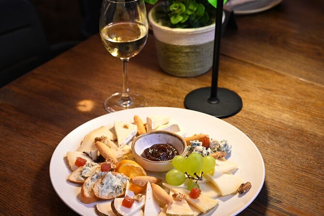 Barcelona El Born Tapas and Wine Tour with Guide - El Born and the Gothic Quarter streets: sightseeing without the heavy script