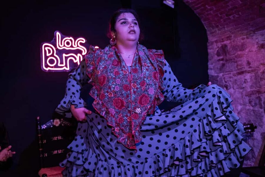Barcelona: Espectáculo de Flamenco íntimo en Las Brujas - Las Brujas Flamenco Club: a real-feeling flamenco night in the Gothic Quarter