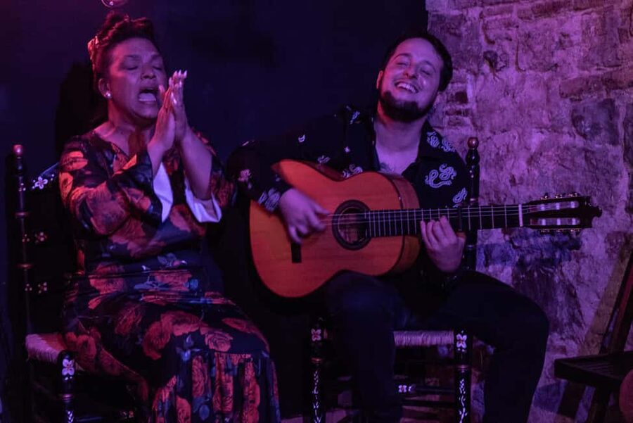 Barcelona: Espectáculo de Flamenco íntimo en Las Brujas - Price and value: about $23 for a tight, high-impact show
