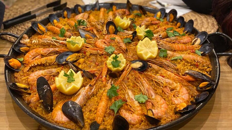 Barcelona Evening Cooking Class: 5-Course, 3 Paellas & Cava - Your 8:00 pm kickoff: cava welcome and tapas