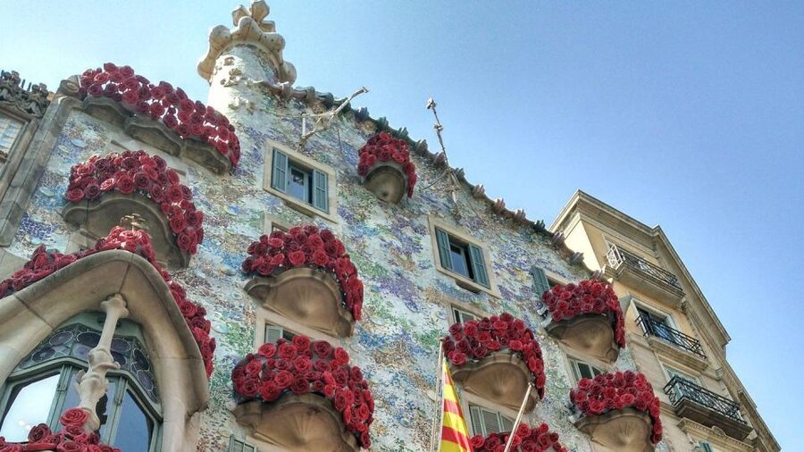 Barcelona: Evening Walking Tour in the Gaudi Area with Tapas - So what are you really paying for?