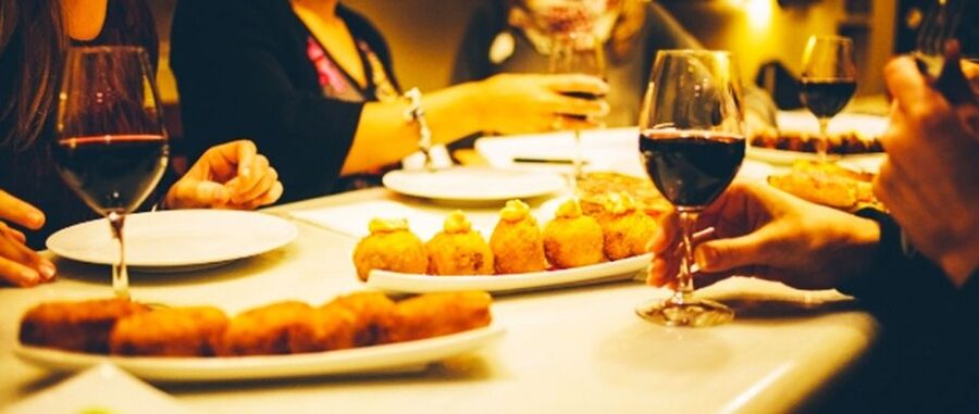 Barcelona: Evening Walking Tour in the Gaudi Area with Tapas - The pacing: four stops, one evening, no food math required