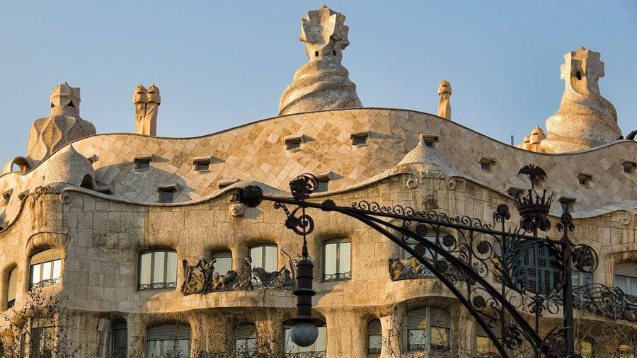 Barcelona: Evening Walking Tour in the Gaudi Area with Tapas - Stop 2: pintxos time, the northern Spain flavor lesson
