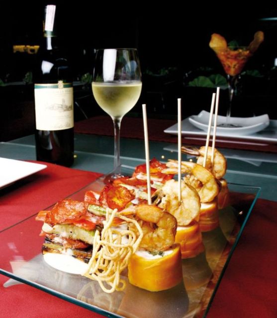 Barcelona: Evening Walking Tour in the Gaudi Area with Tapas - The walking part: Passeig de Gràcia and Gaudí houses at night