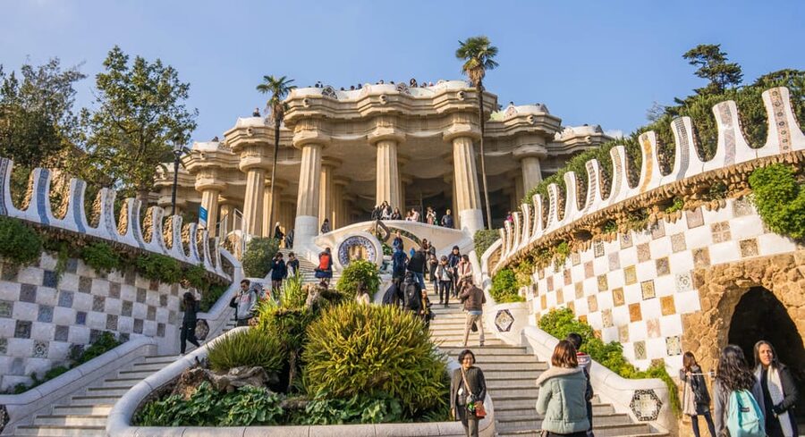 Barcelona: Exclusive Park Güell Private Guided Tour - Why Park Güell still feels like a science project in color