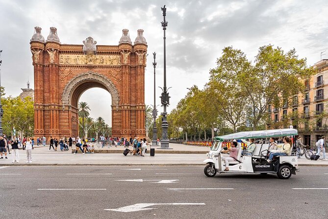 Barcelona Expert Tour with Local Guide in Eco Tuk Tuk Private - Price and duration: what you’re really buying