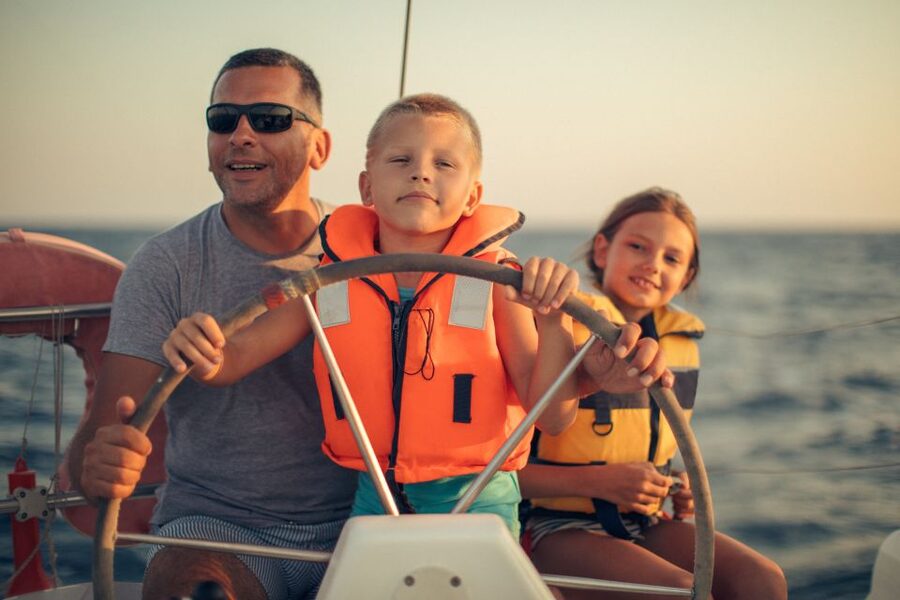 Barcelona: Family Sailing Tour - The skyline tour: Sagrada Familia to Las Ramblas from the water