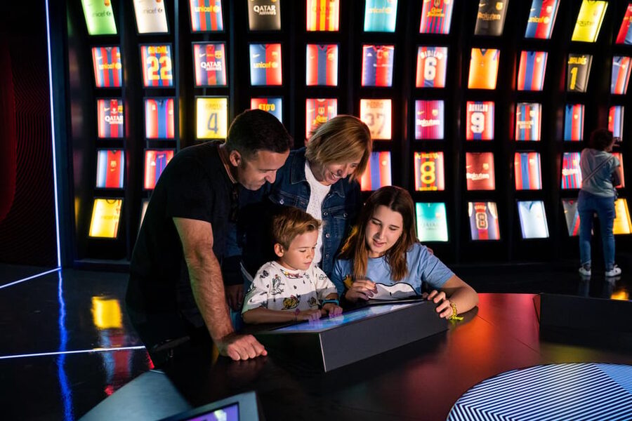 Barcelona: FC Barcelona Museum Total Experience Pass - Tots units fem força: interactive stations for both teams