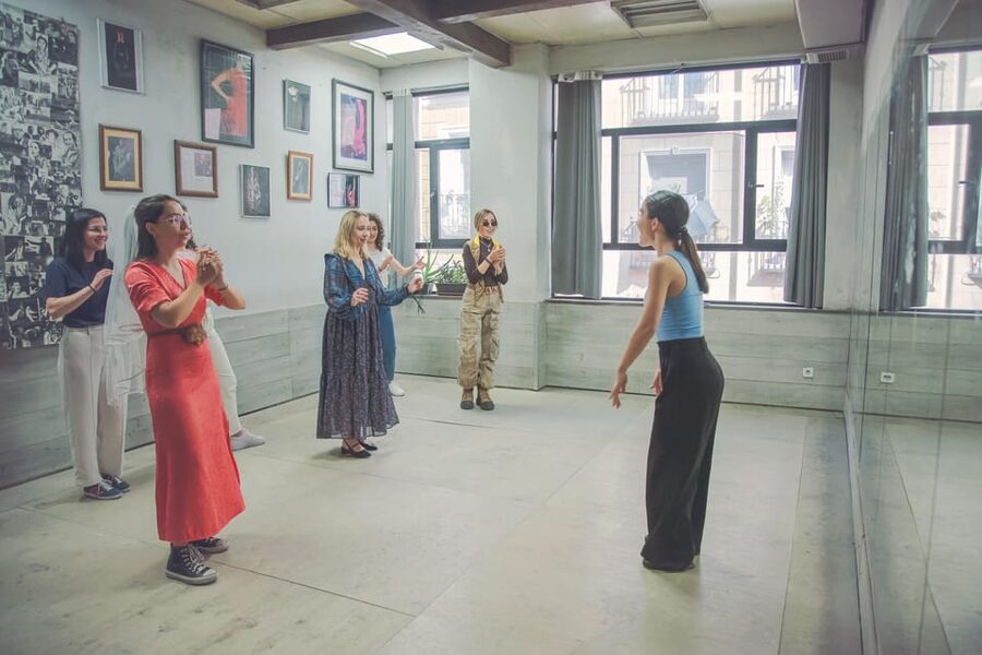 Barcelona: Flamenco Class Experience - Flamenco Basics in Plaça de Catalunya for 1 Hour