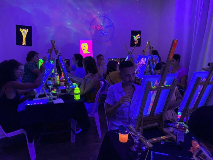 Barcelona: Fluorescent Paint and Wine Workshop - Fluorescent Paint 101: How the Blacklight Changes Everything