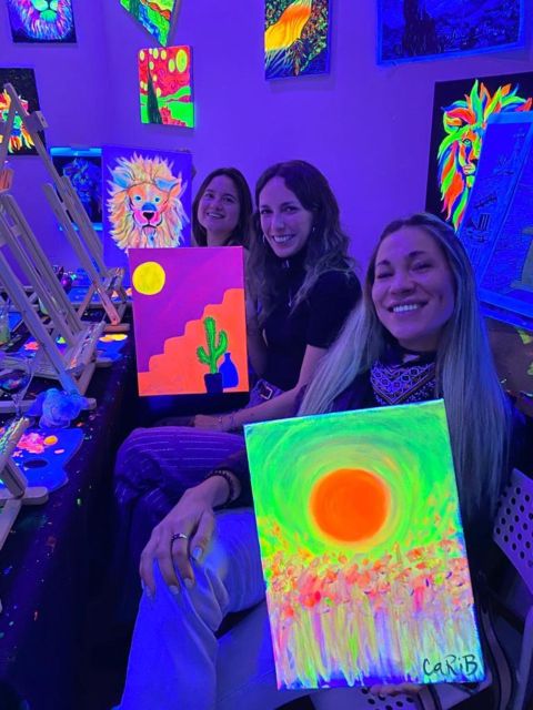 Barcelona: Fluorescent Paint and Wine Workshop - Weekend Timing Trap: When It’s Fluorescent vs Standard Acrylics