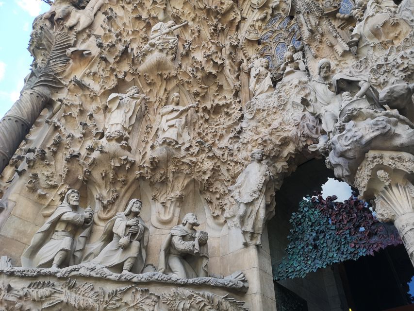 Barcelona: Foodie Walking Tour with Sagrada Familia Tickets - La Boqueria Market stop: colors, food culture, and Sunday rules