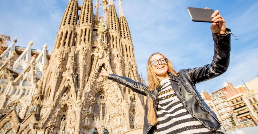 Barcelona: Foodie Walking Tour with Sagrada Familia Tickets - Xocolateria Xurreria: the churros and hot chocolate moment
