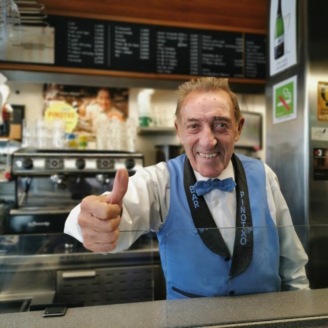 Barcelona: Foodie Walking Tour with Sagrada Familia Tickets - Inside Sagrada Familia with audioguides: what the one hour is really for