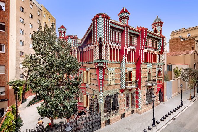 Barcelona Full Day: Sagrada Familia and the 3 Gaudí Houses - Passeig de Gràcia: The Boulevard Where Families Competed