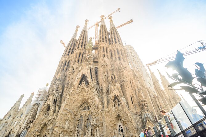 Barcelona Gaudi and Sagrada Familia Tour - Meet Up at Pl. de Catalunya: The Easy Start That Still Needs Attention