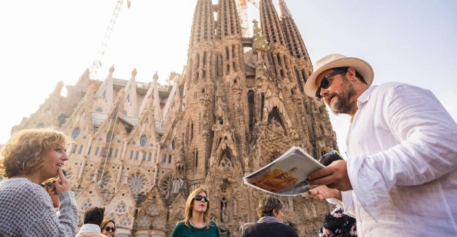 barcelona: Gaudi Highlights eBike tour - Meeting point and the first minutes: starting near the old heart