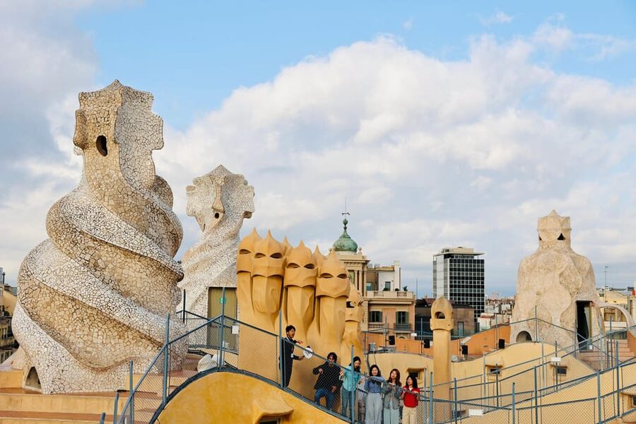 Barcelona: Gaudí Houses & Sagrada Familia Tour - Meeting points and pacing: the part that can make or break your day