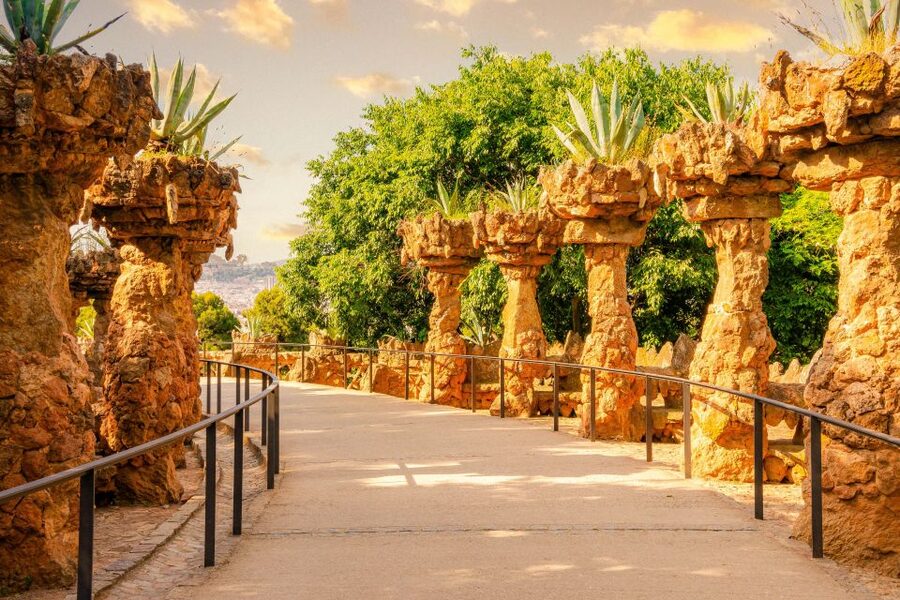 Barcelona: Gaudí’s Park Güell Tour with Fast-Track Ticket - Dragon Staircase and El Drac: The Stop for Photos (and Feelings)