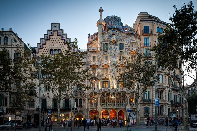Barcelona: Gaudí, Tapa, Drink & Hidden Architectural Gems - Why this Gaudí-and-tapas combo works in 2.5 hours
