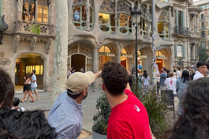 Barcelona: Gaudí, Tapa, Drink & Hidden Architectural Gems - Passeig de Gràcia: where Gaudí’s ideas show up in the street scene