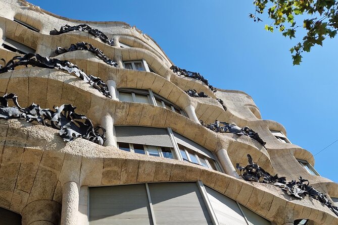 Barcelona: Gaudí, Tapa, Drink & Hidden Architectural Gems - El Nacional and the market rhythm: tapas culture built into the route