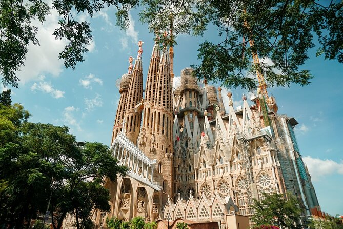 Barcelona: Gaudí, Tapa, Drink & Hidden Architectural Gems - La Mansana de la Discordia: Modernist apartment blocks as a visual competition
