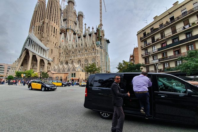 Barcelona Gaudi Tour: Sagrada Familia, Casa Batllo & Casa Mila - Sagrada Familia: the centerpiece with a realistic time slot