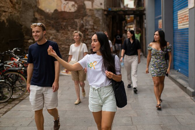 Barcelona Gems, 10+ Sights Immersive Walking Tour - El Mon Neix En Cada Besada (The Kiss Mural): Getting the Shot Right