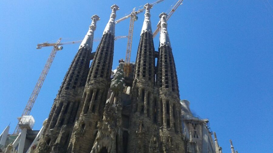 Barcelona: German City Tour from Gaudí's Perspective - Where the Tour Starts: Plaça Reial and the Liceu Area