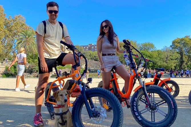 Barcelona: German guided tour by bike or e-bike - Castell dels Tres Dragons and the Parlament area: science and civic Barcelona