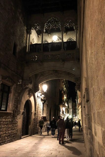 Barcelona: Gothic Quarter By Night Guided Walking Tour - Key highlights worth showing up for