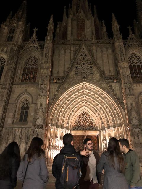 Barcelona: Gothic Quarter By Night Guided Walking Tour - Meeting Point at Plaza Catalunya and Finding Your Green Umbrella