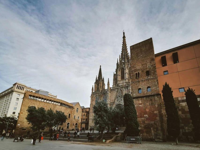 Barcelona: Gothic Quarter Gems Private Walking Tour - Fossar de Les Moreres and Santa María del Mar: sacred architecture with real stakes