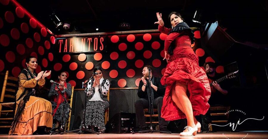 Barcelona: Gothic Quarter Guided Tour with Flamenco & Tapas - Gothic Quarter after dark: why this walk works better at night