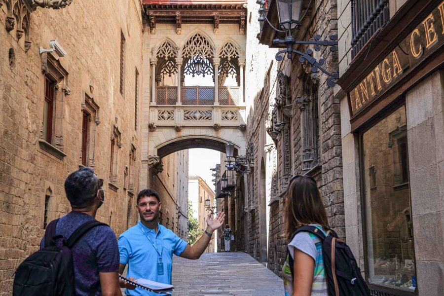 Barcelona: Gothic Quarter Guided Tour with Flamenco & Tapas - The 2-hour guided walk: plazas you’ll remember (and what to watch for)