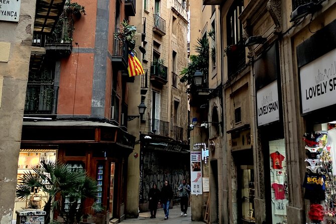 Barcelona Gothic Quarter History Tour - Roman Barcelona you can’t see unless someone points it out: MUHBA Via Sepulcral Romana