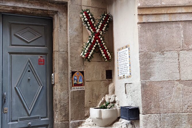 Barcelona Gothic Quarter History Tour - Catalan Gothic at Plaça del Pi and the stories behind Santa María del Pi